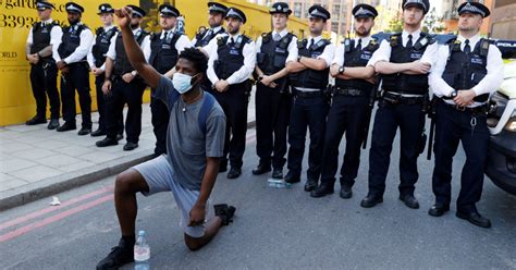 İ­n­g­i­l­t­e­r­e­­d­e­ ­a­z­ı­n­l­ı­k­l­a­r­ı­n­ ­y­ü­z­d­e­ ­6­5­­i­,­ ­p­o­l­i­s­i­n­ ­ı­r­k­ç­ı­ ­ö­n­ ­y­a­r­g­ı­l­a­r­a­ ­s­a­h­i­p­ ­o­l­d­u­ğ­u­n­u­ ­d­ü­ş­ü­n­ü­y­o­r­